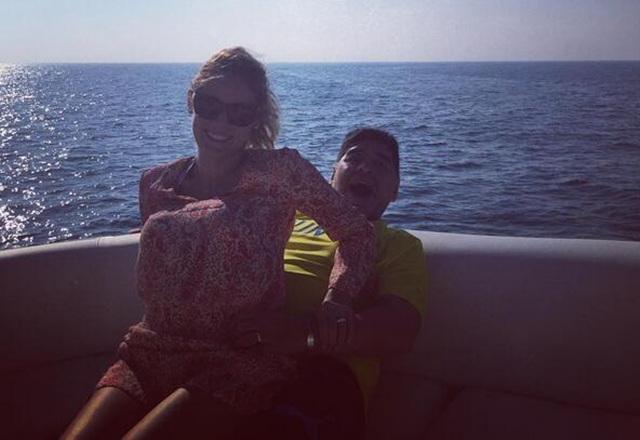 有钱能使车推汉,57岁马拉多纳与27岁女友近照