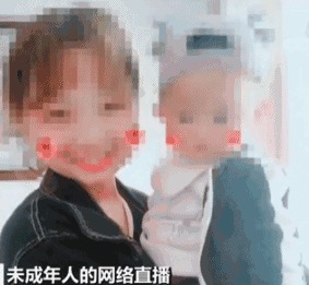 女孩发抖音妈妈全裸洗澡被直播!把手机扔给