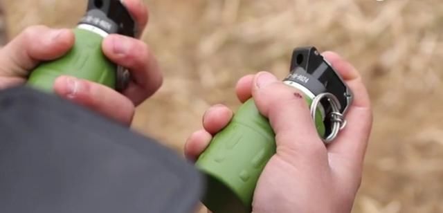 我军最新型手榴弹亮相,看后我立刻想到《红海行动》的片段