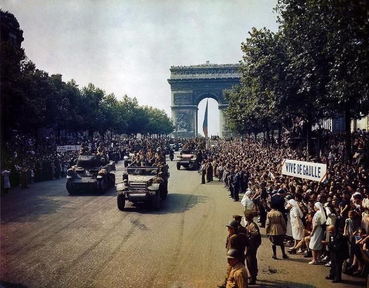 二战老照片 被纳粹德国占领的法国巴黎70年对比