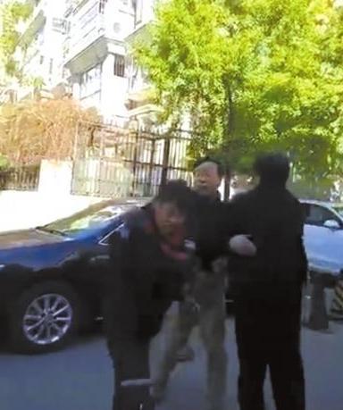 顺丰总裁回应快递员被狂扇耳光 警方正调查