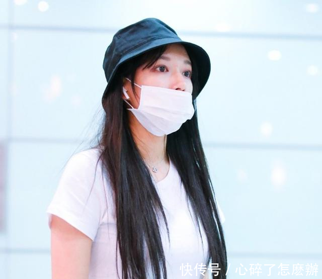 程潇为显身材真是拼,把白T剪一半,性感指数立