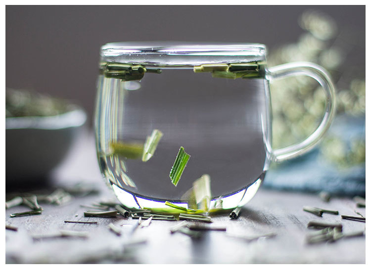 油性皮肤脸上长痘痘怎么治?喝什么美白祛痘花