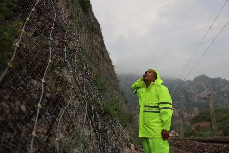 冒雨坚守 闻汛而动 保障铁路线路设备安全_北京时间
