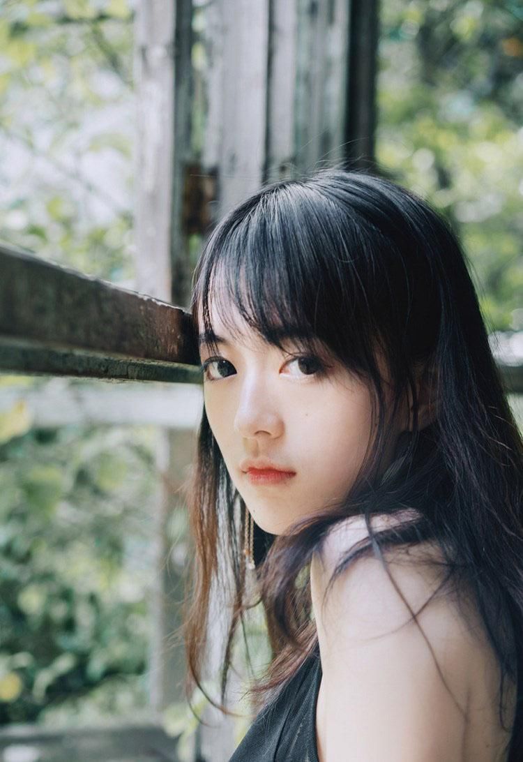 恬静黑裙电眼美女性感撩人写真图片