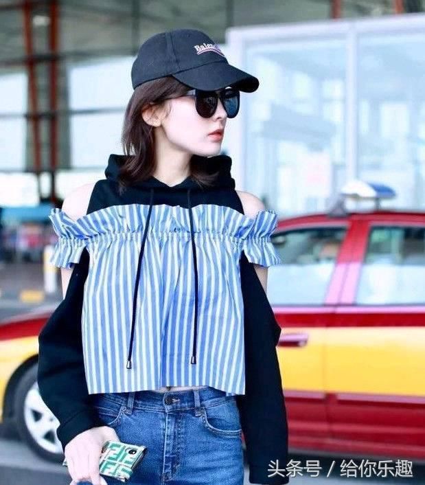 娜扎没什么不敢穿的,卫衣叠加一字肩短袖,网友