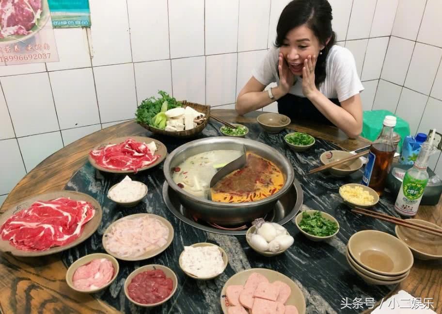 43岁佘诗曼重庆吃火锅俏皮似少女 吐舌夹肉暴露吃货属性