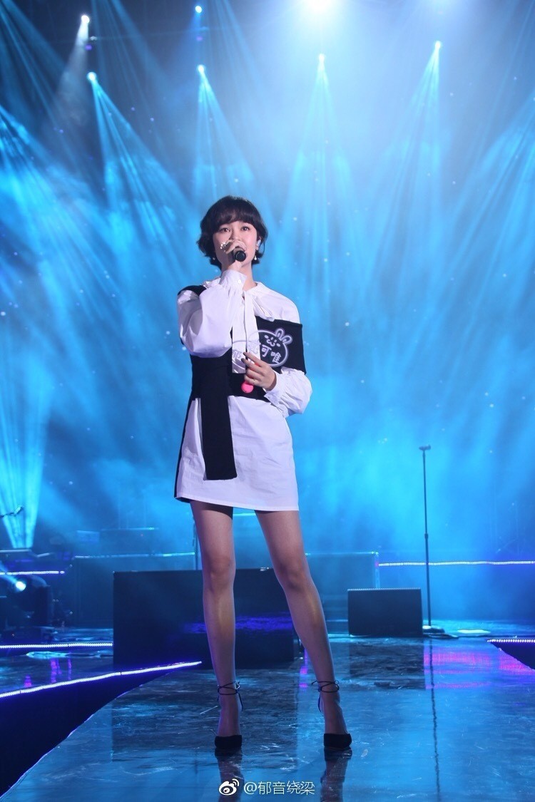 郁可唯黑白配深情献唱 细长直美腿实力抢镜