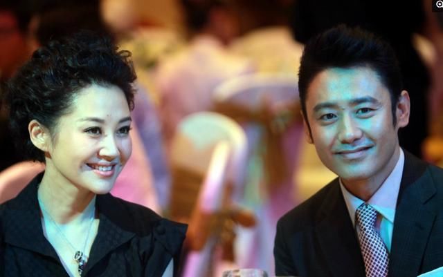 许晴吴秀波情侣装出席活动,两人表情同步,网友