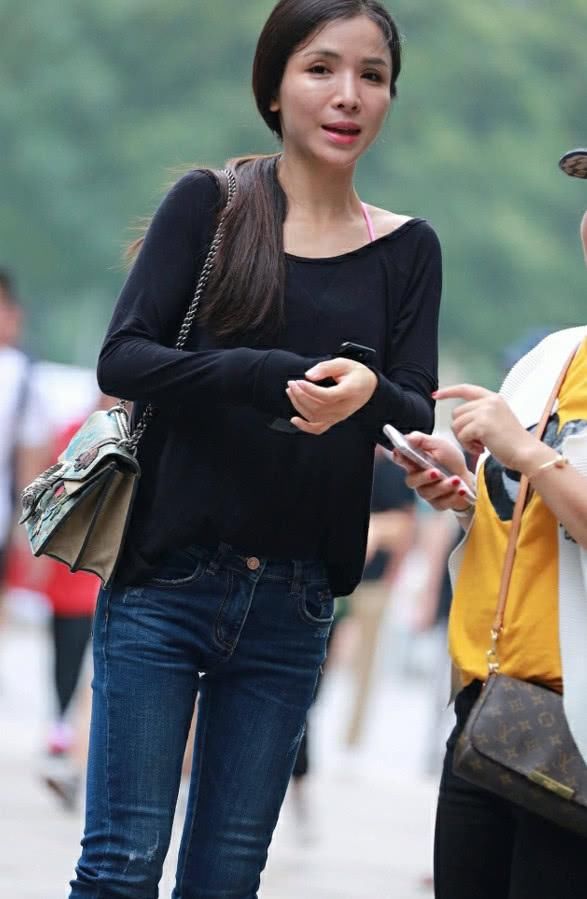 80后性感辣妈穿着大胆,牛仔裤配高跟鞋显迷人