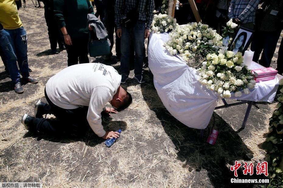 当地时间3月13日，埃塞俄比亚比绍夫图，埃塞俄比亚航空公司ET302航班坠毁现场举办追思仪式，遇难者家属抵现场悼念。