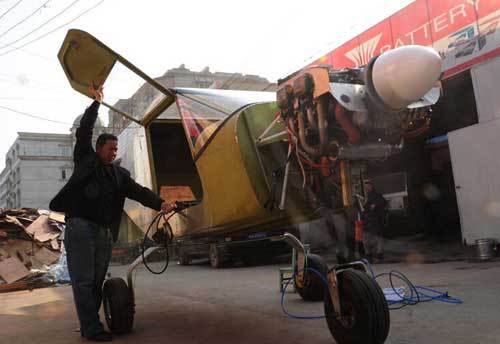 合肥马银海展示他自制飞机的驾驶舱。这架飞机可乘坐4人，马银海当时估计它的建造成本可能高达300万元。