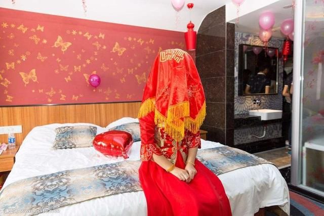 父母为高额彩礼钱,逼我嫁给傻子,新婚夜傻子说