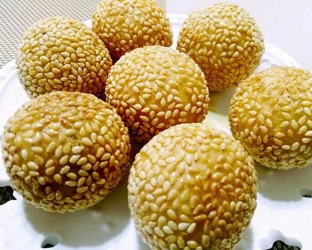 用料 糯米粉300克左右 白芝麻适量 白糖三汤勺 奶粉两勺 芝麻粉适量