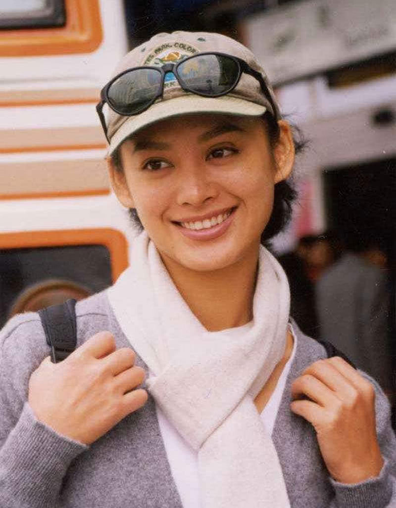 她在最美时闪婚嫁给美国人,如今离婚13年了,20岁混血儿子长成这样.