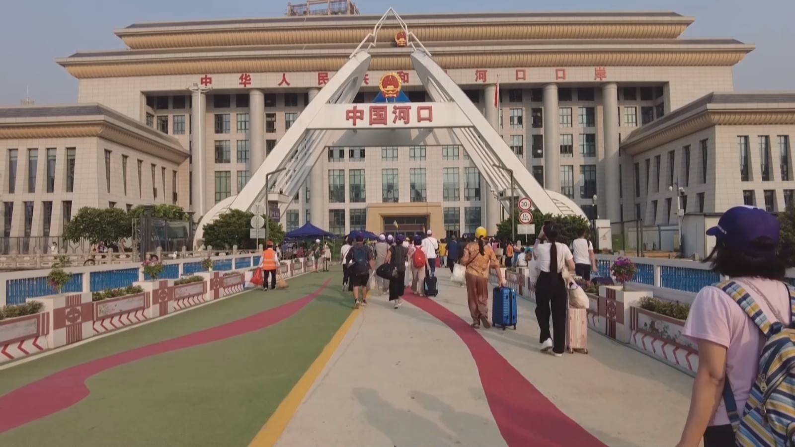 日均超3000人次 中越河口口岸迎来跨境游“小高峰” 日均超3000人次 中越河口口岸迎来跨境游“小高峰”