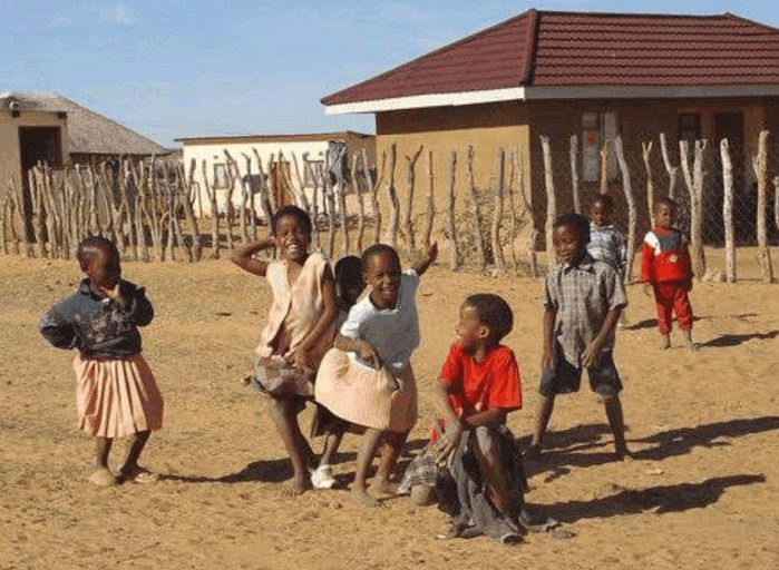 非洲发展最快的国家:总统单身60年,工程几乎都