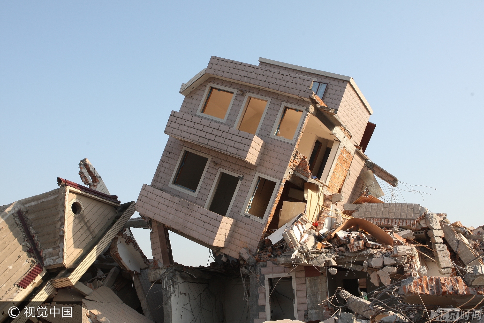 杭州拆迁废墟再现“楼坚强” 网友称艺术范十足