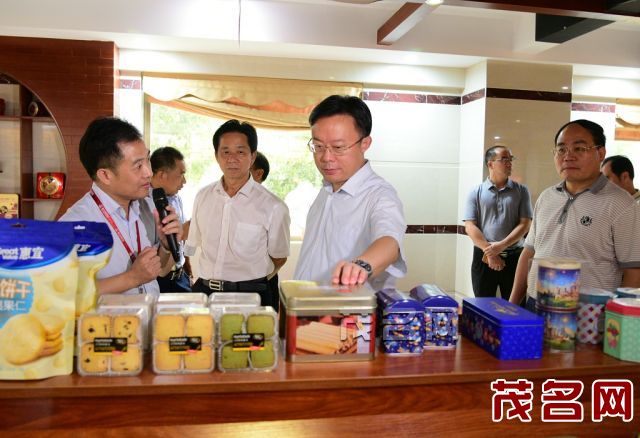 许志晖察看广东粮丰园食品有限公司.茂名日报记者 甘杨松 摄