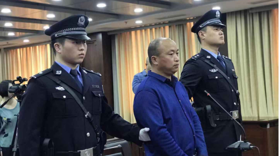 男子火锅里扔老鼠敲诈海底捞500万 受审时称“服务员给其下套”