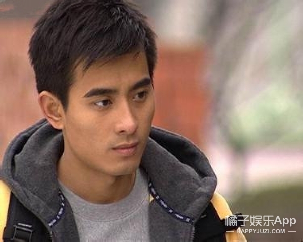 1999年陈龙主演了《缘来一家人,在剧中饰演男主角徐晖的亲弟弟徐明.