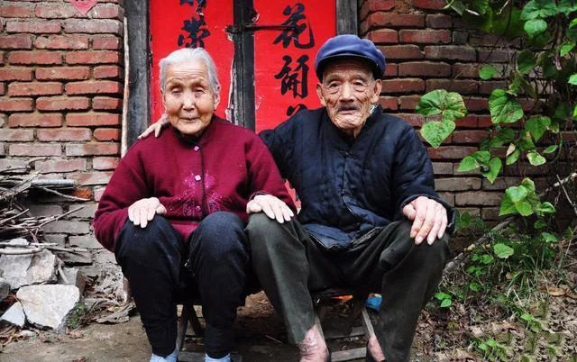 父母恩爱一辈子,父亲下葬母亲却没哭一声,老婆说句话我当场跪下