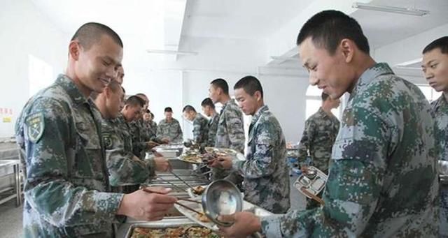 军人的吃饭速度有多快?估计还不够你洗个手,最