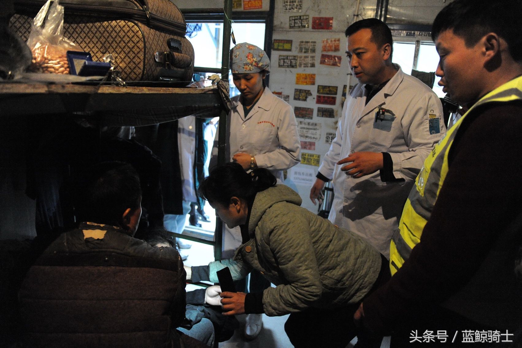 工地培训急救演练上演真实救援女工突发疾病医