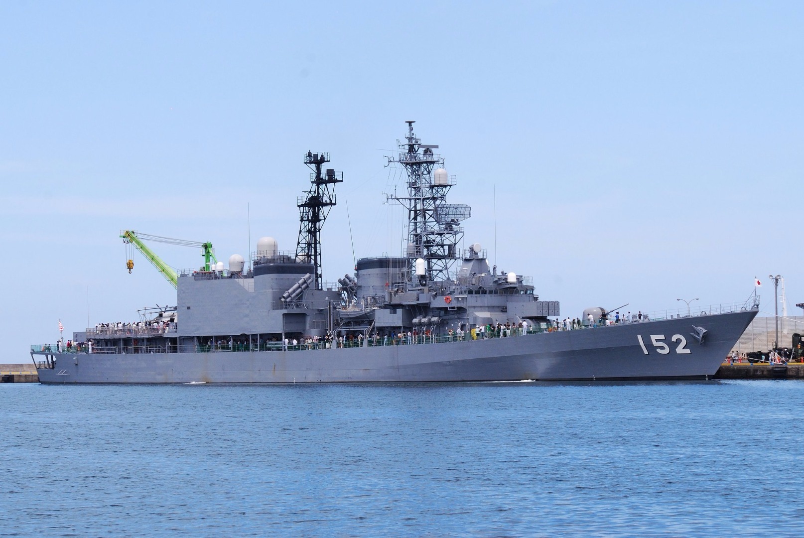 这标志着日本女性在自卫队迈出重要一步，进入了一个以前是由完全男性垄断的领域。6月刚刚发生了中国军舰进入日本主张的毗连海域的事件。她指挥着约200名日本男队员进行警戒监视。