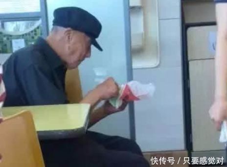 老人狼吞虎咽吃别人剩下的东西,服务员看到后