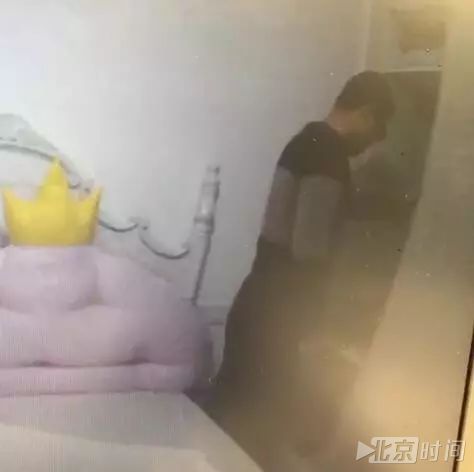 女孩借住闺蜜家打开衣柜惊呆:有个1米8的壮汉 女孩借住闺蜜家打开衣柜惊呆:有个1米8的壮汉