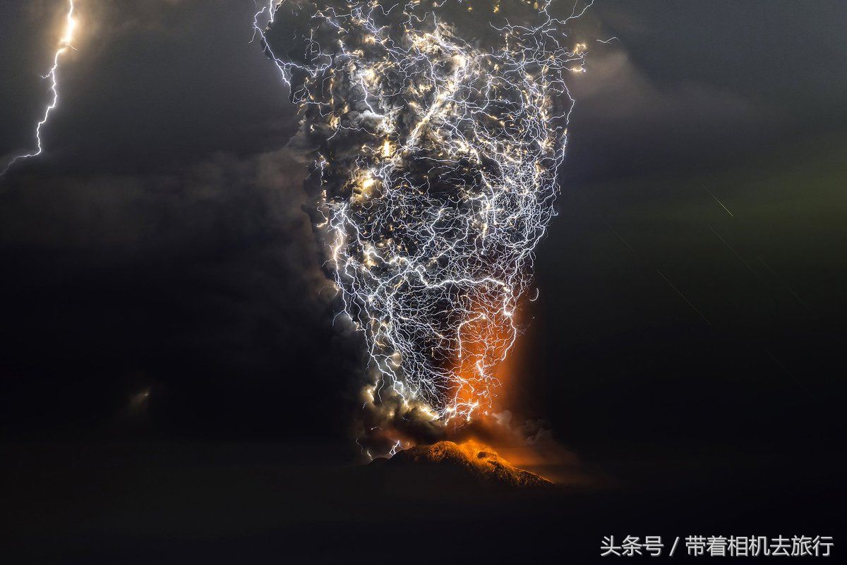 摄影师拍摄火山喷发瞬间,犹如科幻电影