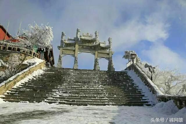 大雪纷飞后的泰山 醉美游客