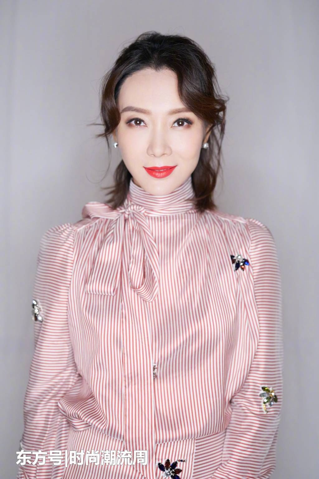 陈数出席活动粉色条纹礼服展少女气质,红色丝