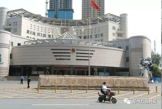 高智能机器人现身武汉车管所