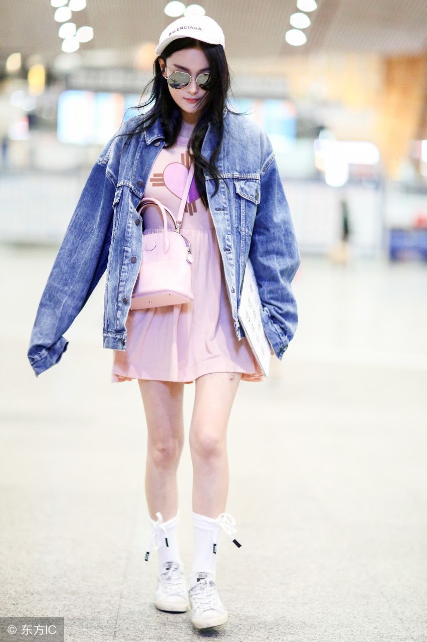 张馨予粉红短裙搭配牛仔外套好美,网友:摄影师