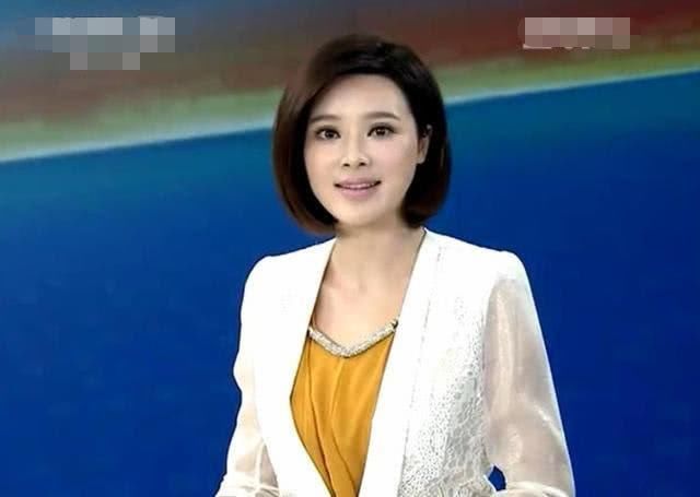 她的笑容活泼中带着几分羞涩,跟主持节目时判若两人