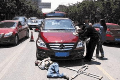 老人碰瓷豪车称没2000不走, 谁知车主放出大狼