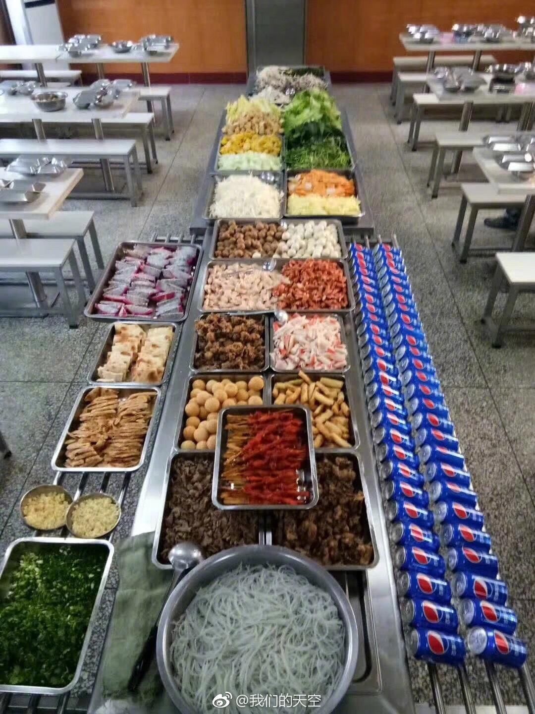 天冷了,部队火锅来袭!瞧,摆放得整齐不?