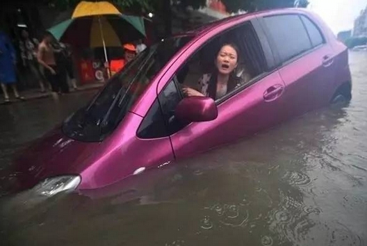 暴雨天咋开车?这篇文章告诉你 还有黄金逃生法则