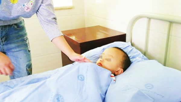 男子在家中去世多日无人知 2岁娃独守身边奄奄一息