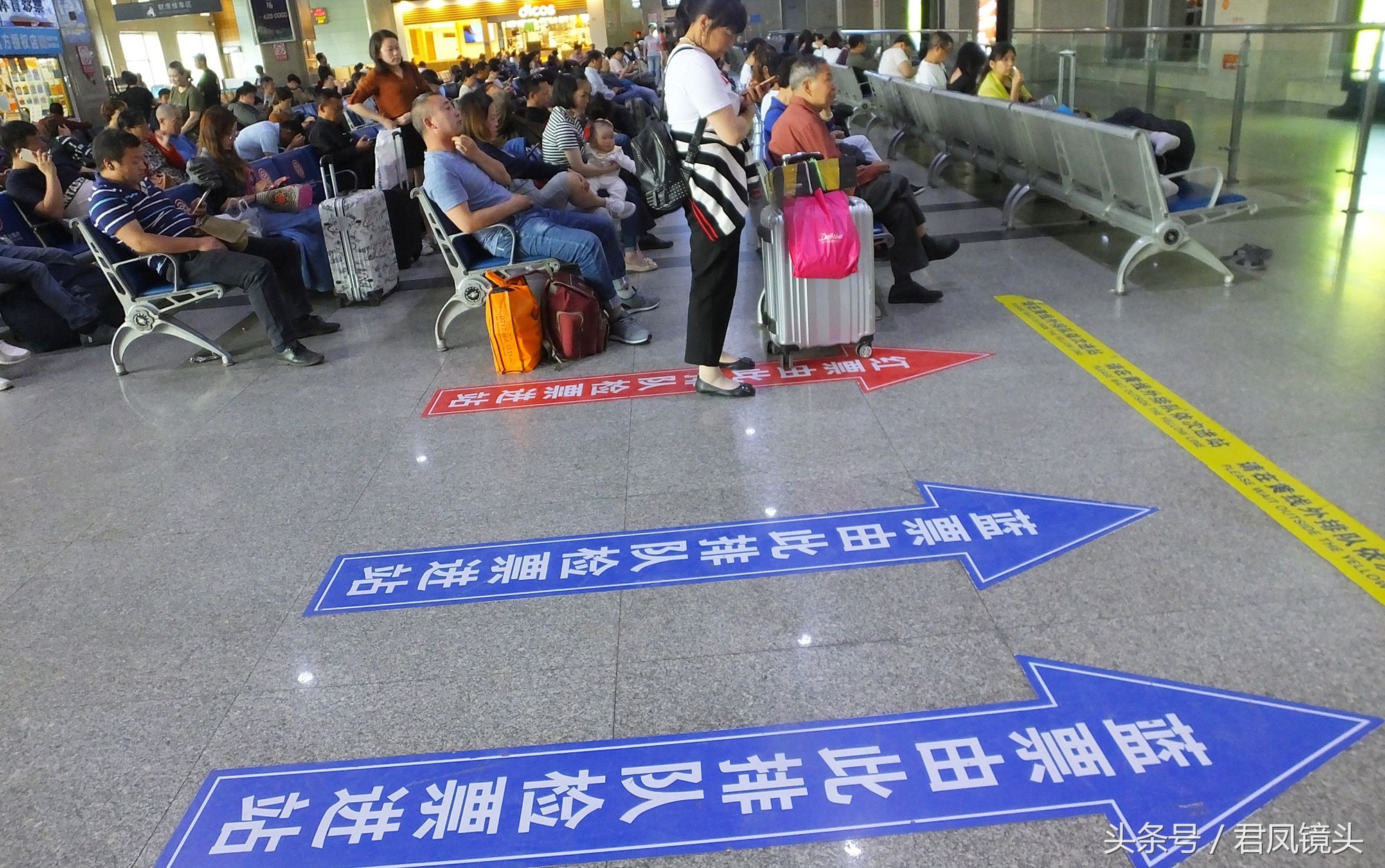 湖北宜昌:火车东站,农民工旅客行李包笨重!美女