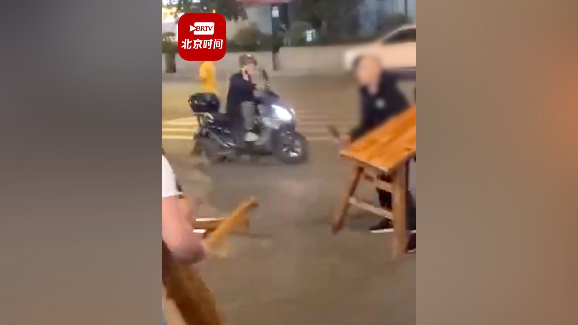 4人受伤！重庆警方通报男子持刀当街砍人：嫌疑人被群众当场制伏！