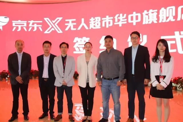 刷脸进门、即买即走 华中首家京东X无人超市入