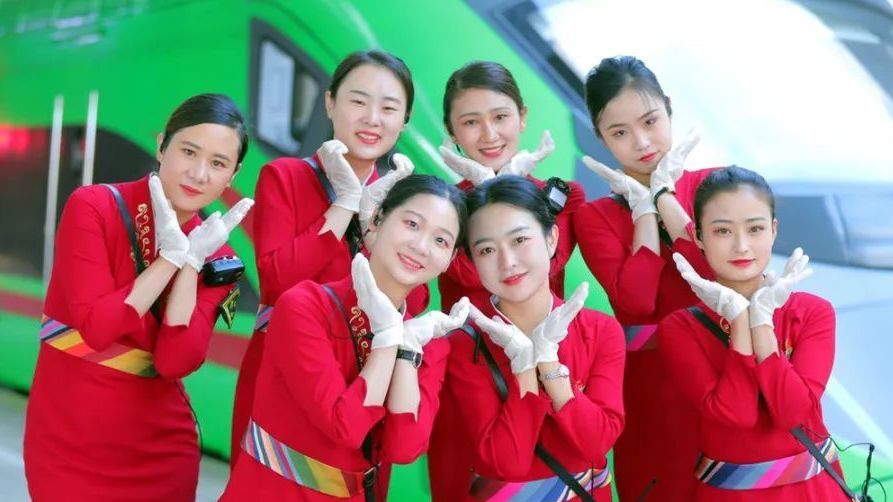 全国独有！这套红色制服为新“天路”上最美“格桑花”量身定制→