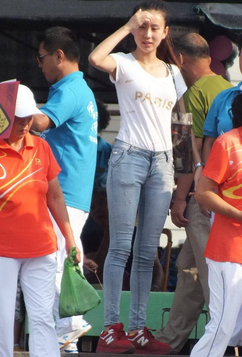 街拍,T恤配牛仔裤的阳光女孩腰细腿长青春美丽