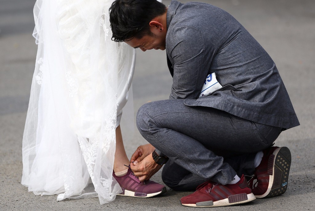 泰国举办"新娘快跑"活动 新娘街头提裙拔腿狂奔