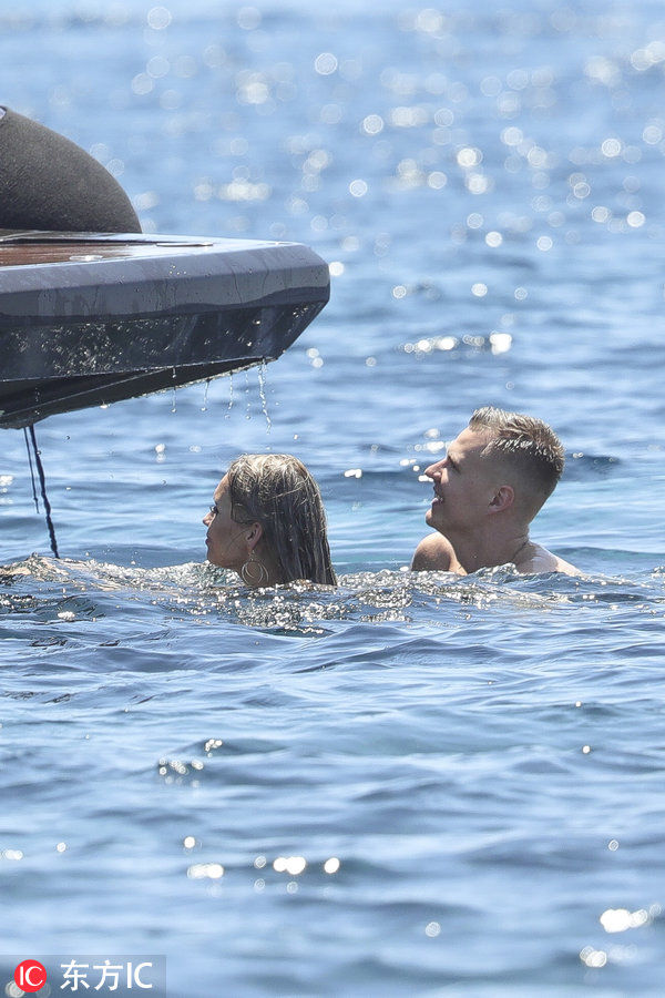 波尔津吉斯西班牙度假 女友尽显魔鬼好身材