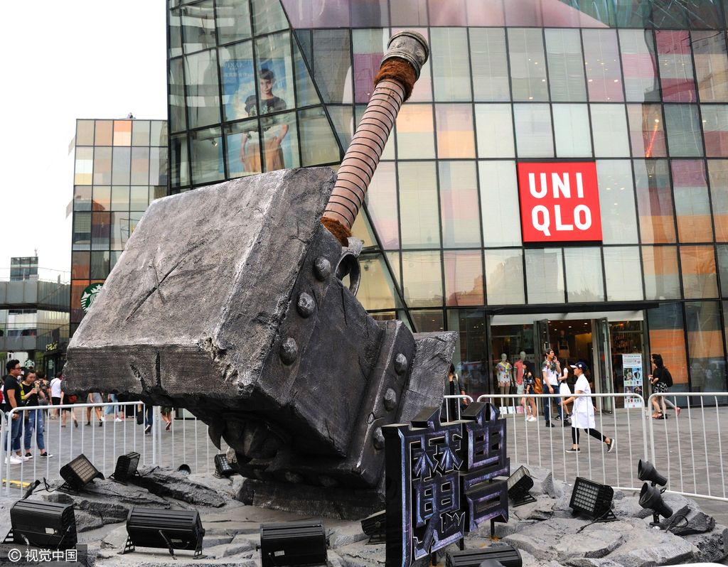 北京三里屯现天降巨锤 为电影《魔兽》造势