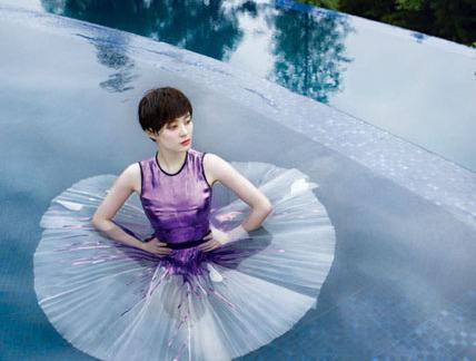 穿上芭蕾舞裙变天鹅,刘诗诗素颜很迷人,景甜却